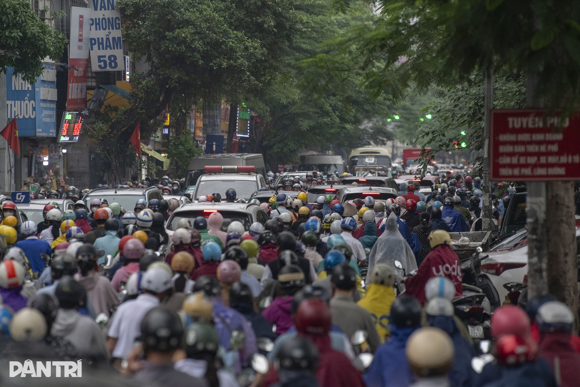 Đường phố Hà Nội kẹt cứng sau cơn mưa đầu giờ sáng - 8 Đường phố Hà Nội kẹt cứng sau cơn mưa đầu giờ sáng - 8