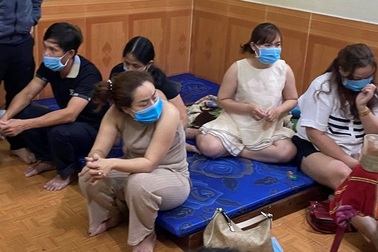 8 "quý bà" sát phạt nhau bằng trò "binh xập xám"