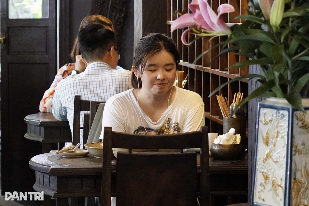 Khách Tây thích thú ăn nem rán, thịt kho tàu tại quán Việt lọt top Michelin - 4 Khách Tây thích thú ăn nem rán, thịt kho tàu tại quán Việt lọt top Michelin - 4