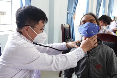 Khám, phát thuốc cho người nghèo từng mắc Covid-19 ở "cổng trời" Canh Liên