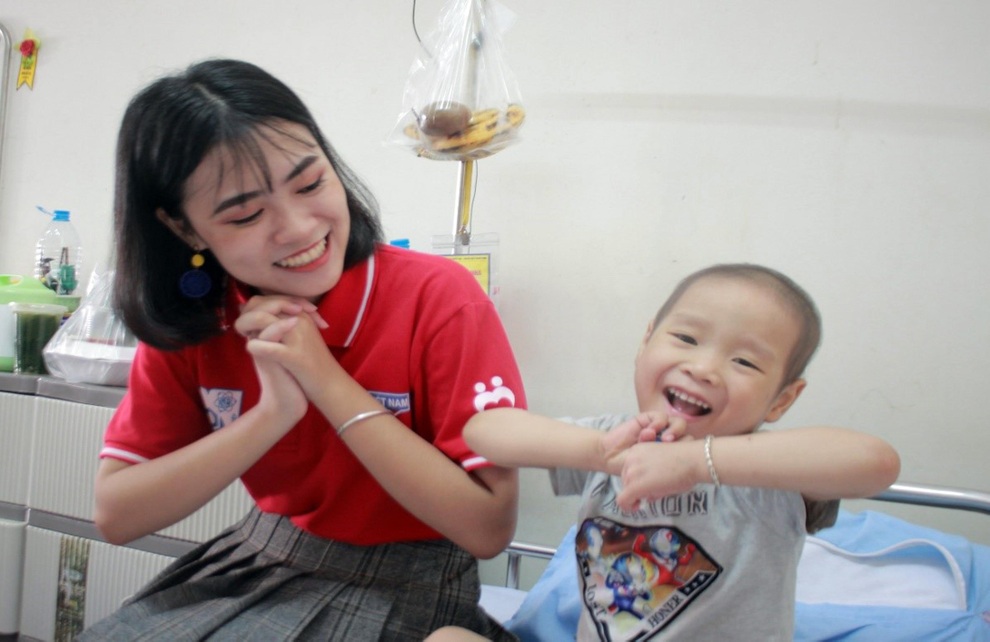 Nữ sinh 10X học giỏi, đàn hay, không ngại khó khăn đi vận động hiến máu - 2 Nữ sinh 10X học giỏi, đàn hay, không ngại khó khăn đi vận động hiến máu - 2