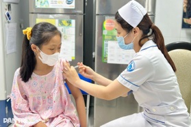 Lo ngại não mô cầu, phụ huynh TPHCM cấp tập đưa con đi tiêm mũi đầu tiên