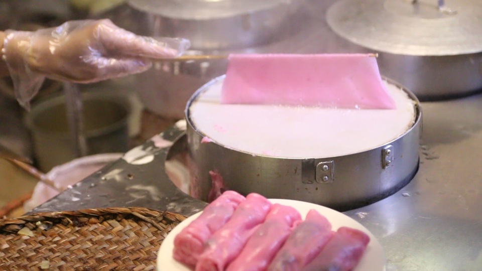 Tận mắt quy trình sản xuất bánh cuốn thanh long độc đáo nhất Hà thành - 3 Tận mắt quy trình sản xuất bánh cuốn thanh long độc đáo nhất Hà thành - 3