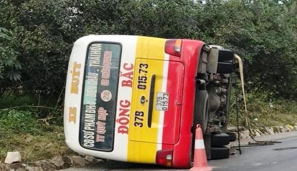 Xe buýt lật nhào, nhiều hành khách cạy cửa thoát thân - 1 Xe buýt lật nhào, nhiều hành khách cạy cửa thoát thân - 1