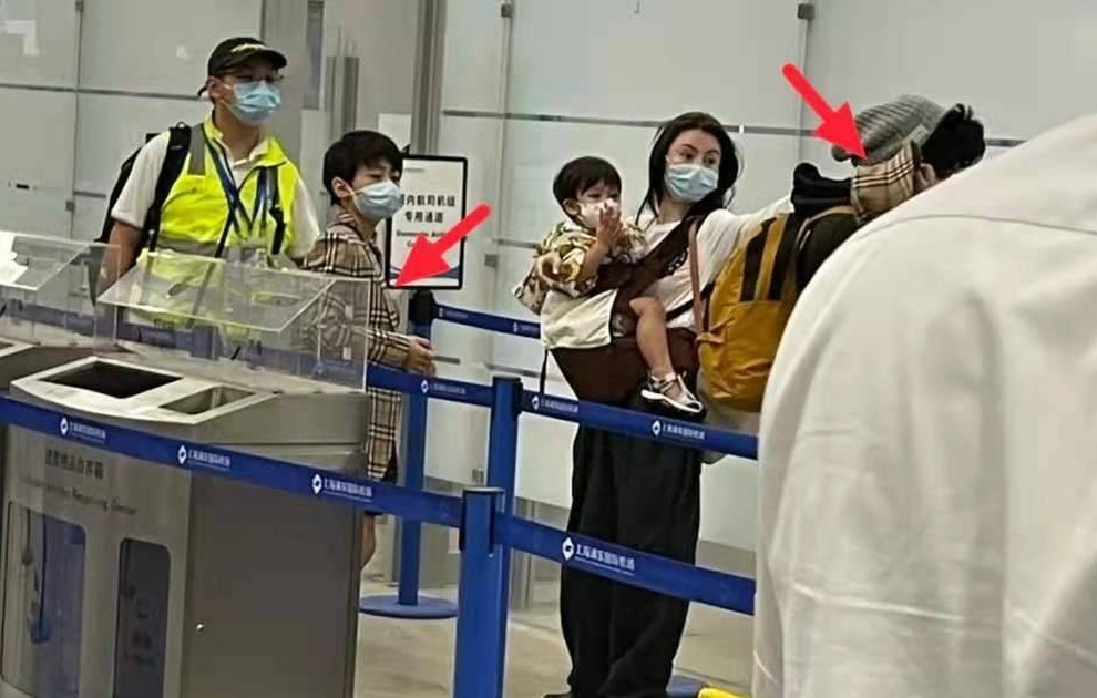 Trương Bá Chi lần đầu để lộ mặt con trai thứ ba - 1 Trương Bá Chi lần đầu để lộ mặt con trai thứ ba - 1