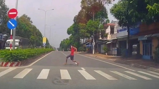 Người đàn ông chạy cắt mặt ô tô để sang đường như cảm tử
