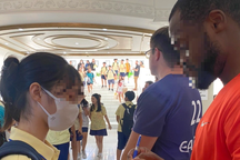 Học trò "trường đầu tiên nghỉ hè vì hết tiền trả lương" bịn rịn chia tay