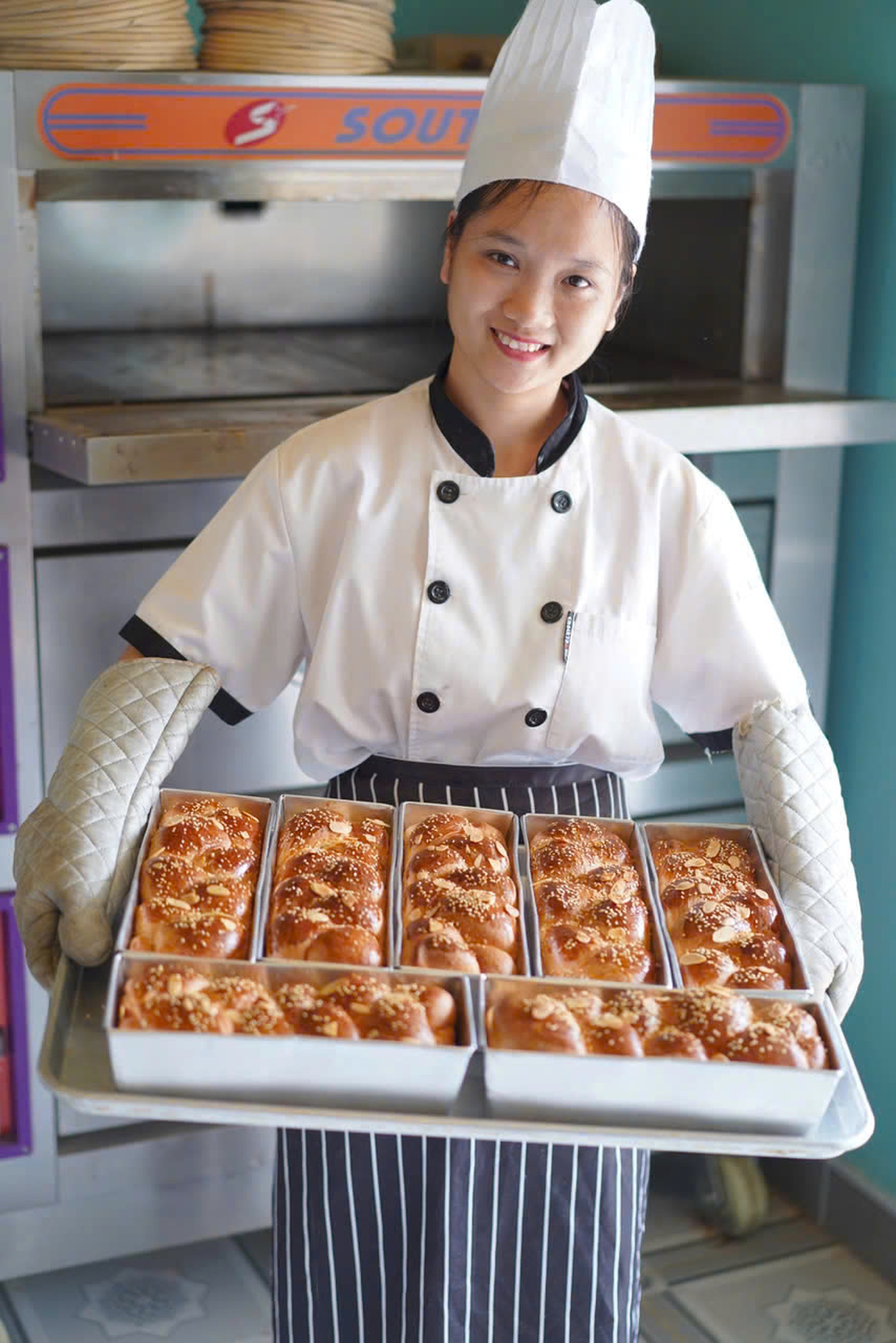 Mẹ bỉm dám bỏ việc nhà nước ổn định, mở tiệm bánh doanh thu 4 tỷ đồng/năm - 2 Mẹ bỉm dám bỏ việc nhà nước ổn định, mở tiệm bánh doanh thu 4 tỷ đồng/năm - 2