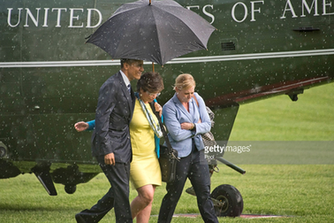 Tổng thống Obama lịch thiệp che mưa cho hai nữ chính trị gia