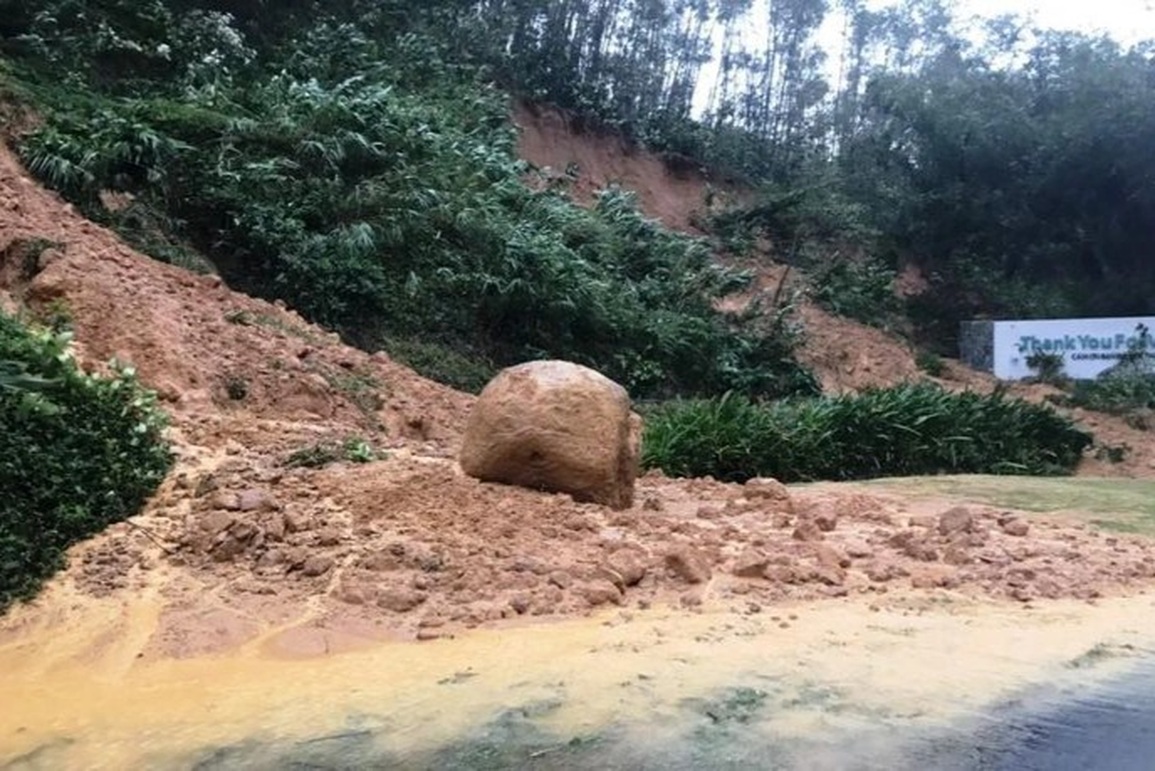 Nước lũ cuồn cuộn kéo theo bùn đất lấp cổng nhà dân, chặn đường đi lại - 6 Nước lũ cuồn cuộn kéo theo bùn đất lấp cổng nhà dân, chặn đường đi lại - 6