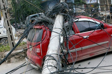Hà Nội: Cột điện đổ đè bẹp ô tô