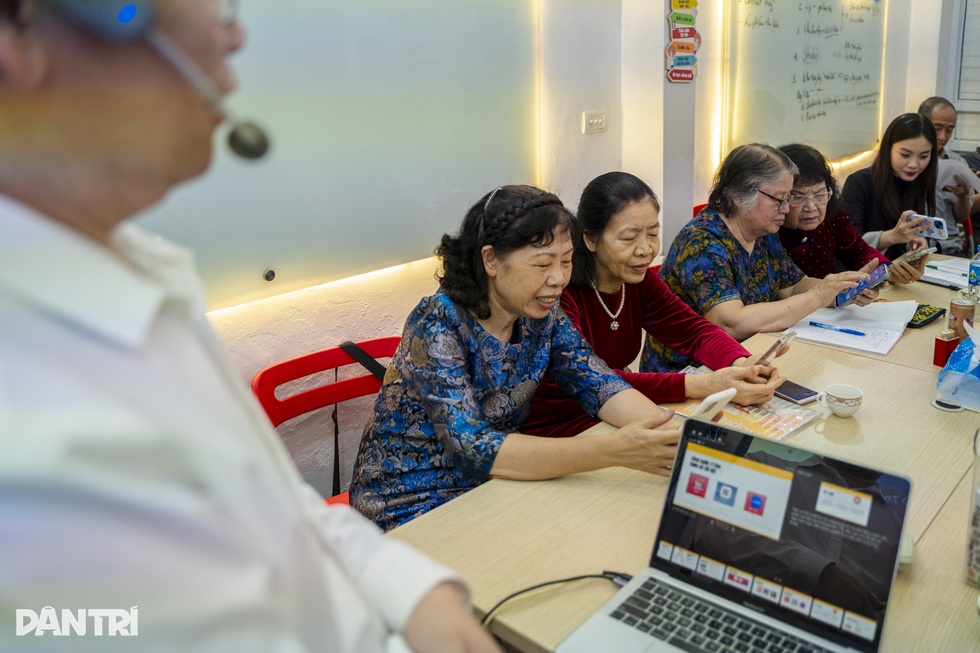 Lớp học AI đặc biệt cho người già thời 4.0 của thầy bí thư xóm - 12 Lớp học AI đặc biệt cho người già thời 4.0 của thầy bí thư xóm - 12