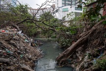 Mương nước ô nhiễm giữa lòng Hà Nội: Dự án trăm tỷ "đắp chiếu" suốt 17 năm