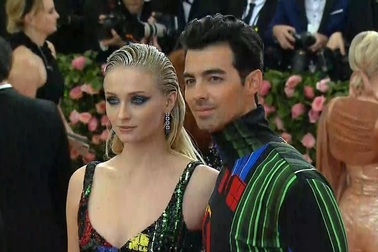 Joe Jonas đẹp đôi bên Sophie Turner