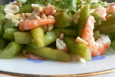 Lạ miệng với món nộm dọc mùng	