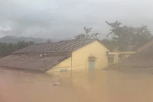 Nước dâng cao tận nóc nhà, gần 4.000 dân phải sơ tán