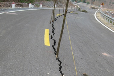 Đường “rách” làm đôi sau bão số 9