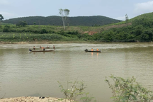 Hai vợ chồng lật thuyền giữa sông, người vợ tử vong