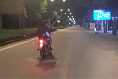 Nhóm thanh thiếu niên mang dao phóng lợn lao xe vun vút trên đường