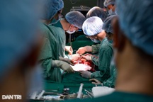 Bác sĩ Việt Nam hỗ trợ Lào kỹ thuật ghép thận