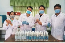 Thầy trò trường ĐH Sư phạm Đà Nẵng pha nước rửa tay, giúp dân phòng dịch