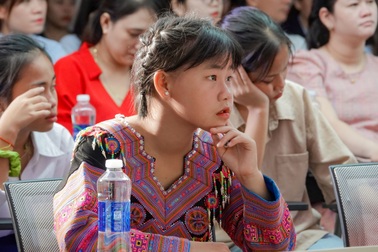 Tỷ phú Johnathan Hạnh Nguyễn rơi nước mắt trong hành trình cùng trẻ nghèo