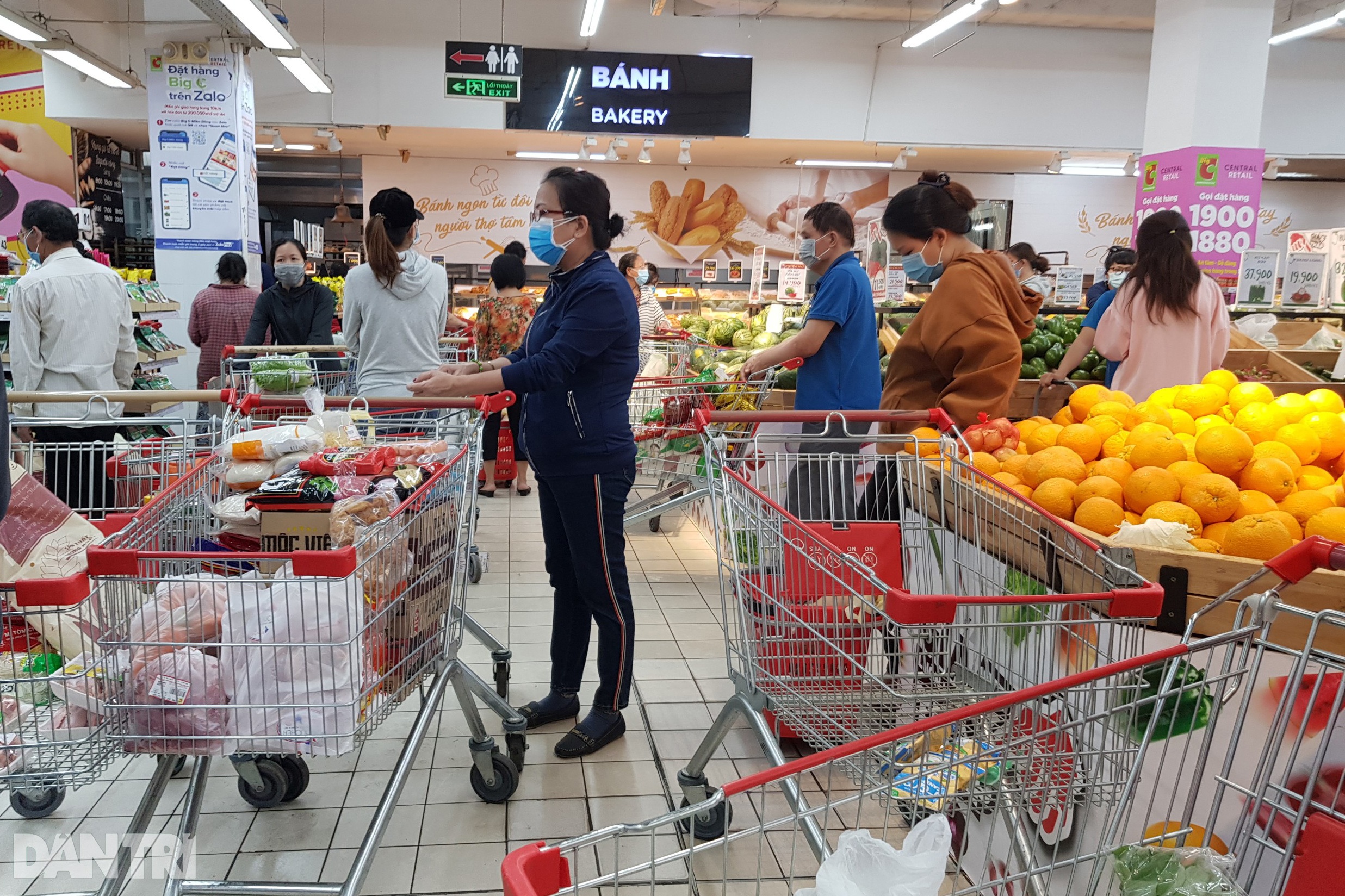 Xếp hàng dài hàng trăm mét vào siêu thị ở TPHCM, chờ cả tiếng để thanh toán - 13 Xếp hàng dài hàng trăm mét vào siêu thị ở TPHCM, chờ cả tiếng để thanh toán - 13