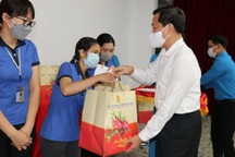 Phó Thủ tướng thăm, tặng quà người lao động, gia đình chính sách