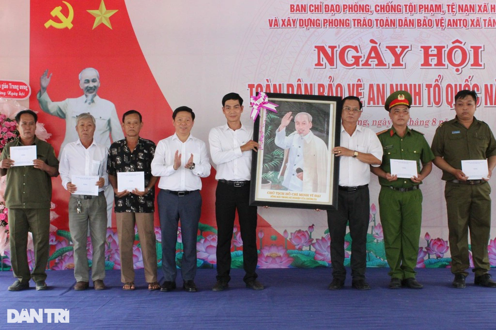 Toàn dân bảo vệ an ninh, xây dựng địa phương thật sự là nơi hạnh phúc! - 2 Toàn dân bảo vệ an ninh, xây dựng địa phương thật sự là nơi hạnh phúc! - 2