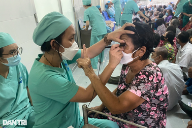 Cả huyện 150.000 người không có máy mổ phaco, dân mong bác sĩ phẫu thuật