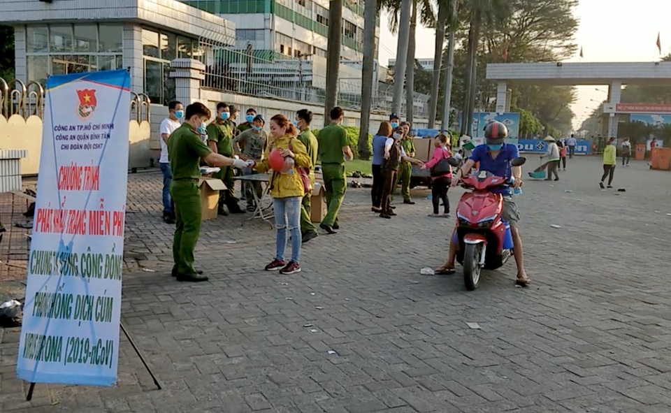 Công an phát miễn phí khẩu trang cho gần 30.000 công nhân - 1 Công an phát miễn phí khẩu trang cho gần 30.000 công nhân - 1