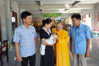 Bé trai sơ sinh bị bỏ rơi trước cổng tịnh xá