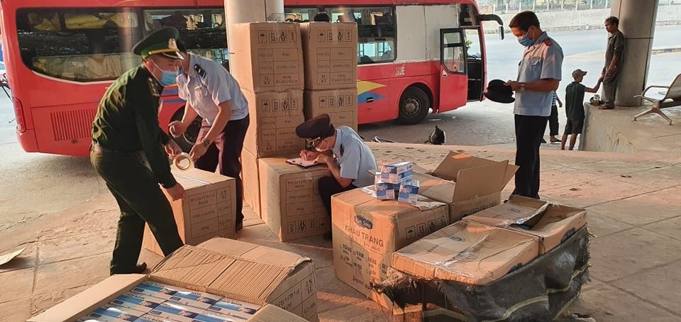 Thu gom hơn 90.000 khẩu trang vận chuyển trái phép sang biên giới - 2 Thu gom hơn 90.000 khẩu trang vận chuyển trái phép sang biên giới - 2