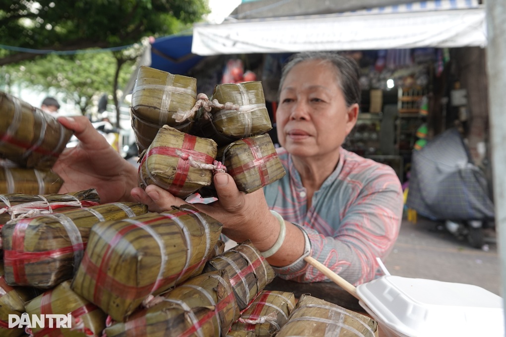 Mẹ già mỗi ngày đi 70km lên TPHCM bán bánh tét nuôi gia đình - 2 Mẹ già mỗi ngày đi 70km lên TPHCM bán bánh tét nuôi gia đình - 2