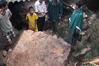 Núi lở đè sập 3 nhà dân