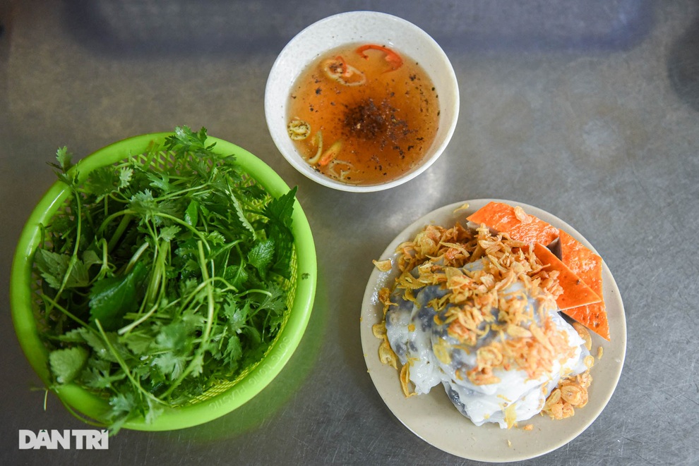 Chủ quán bánh cuốn 3 đời đông khách tiết lộ bí quyết là... chiếc cối đá - 9 Chủ quán bánh cuốn 3 đời đông khách tiết lộ bí quyết là... chiếc cối đá - 9