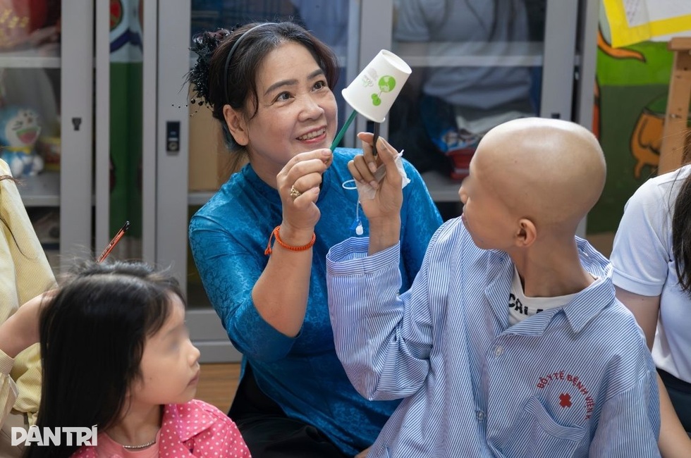 Измученный лечением рака, мальчик все еще мечтает вернуться в школу - 13 Kiệt quệ vì chữa ung thư, cậu bé vẫn ôm ước mơ được quay lại trường học - 13