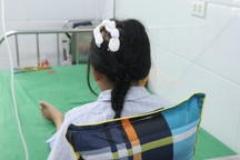 Bố dượng dùng búa đánh vào đầu con riêng của vợ: Một từ “ác” là không đủ