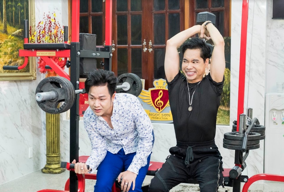 “Ông hoàng nhạc sến” bật khóc nói về scandal rơi vào vòng lao lý - 2 “Ông hoàng nhạc sến” bật khóc nói về scandal rơi vào vòng lao lý - 2