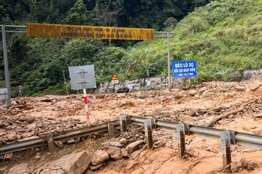 Đèo Lò Xo tiếp tục sạt lở, nhiều phương tiện vẫn bị mắc kẹt