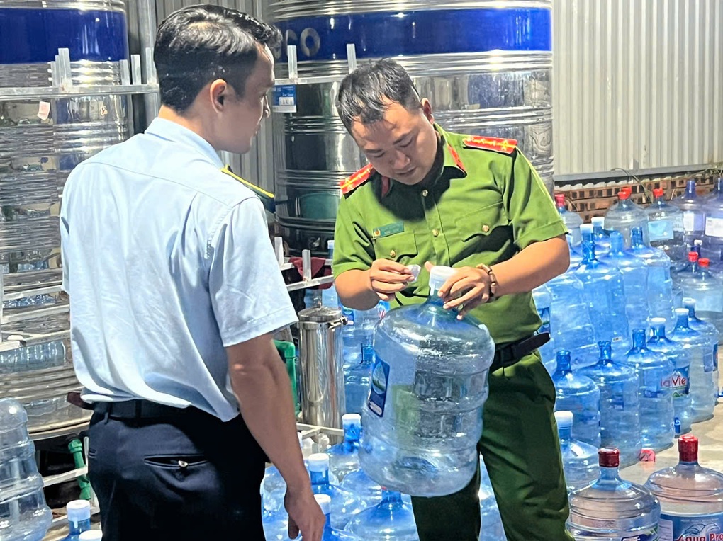 Hà Nội: Khởi tố 4 đối tượng trong vụ sản xuất, buôn bán nước Lavie giả - 1 Hà Nội: Khởi tố 4 đối tượng trong vụ sản xuất, buôn bán nước Lavie giả - 1