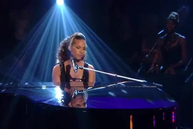 Alicia Keys hát live đầy cảm xúc