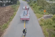 Xe máy chạy lấn sang làn đường ngược chiều để vượt, lao vào ô tô tải