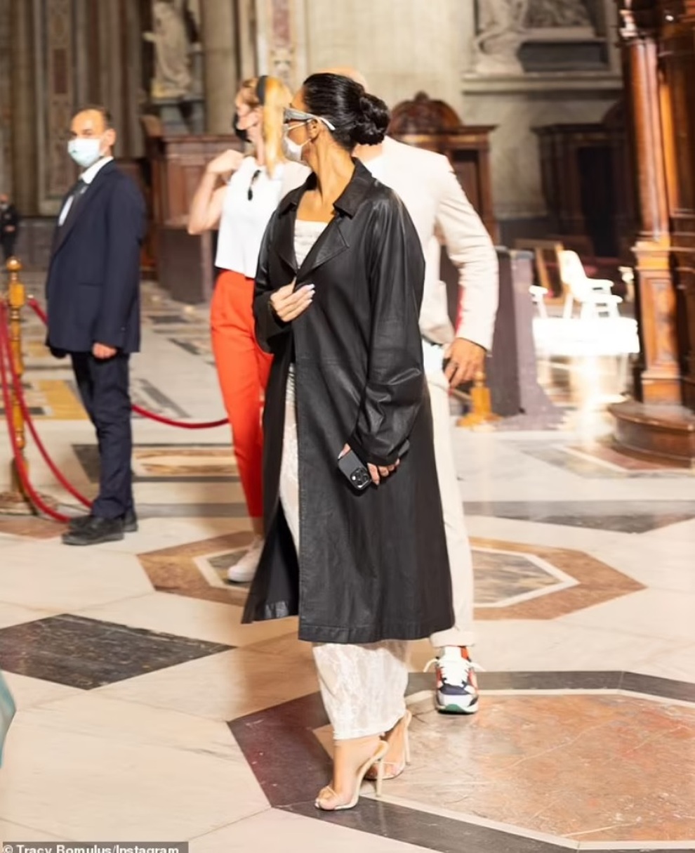 Mặc hở bạo khi tới thăm Vatican, nữ tỷ phú Kim Kardashian bị chỉ trích - 2