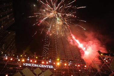 Người dân Sài Gòn háo hức chờ đón giây phút thắp sáng tòa tháp cao nhất Việt Nam.