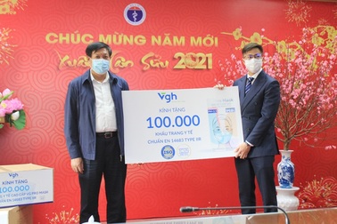 Bộ Y tế tiếp nhận 100.000 khẩu trang y tế cao cấp cho bác sĩ tuyến đầu