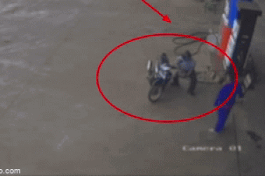 Nguyên Phó Chủ tịch huyện bị tố ném sầu riêng vào mặt nhân viên cây xăng