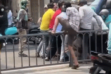 Clip "người dân TPHCM chung sức nâng xe tải cứu người" nổi bật tuần qua