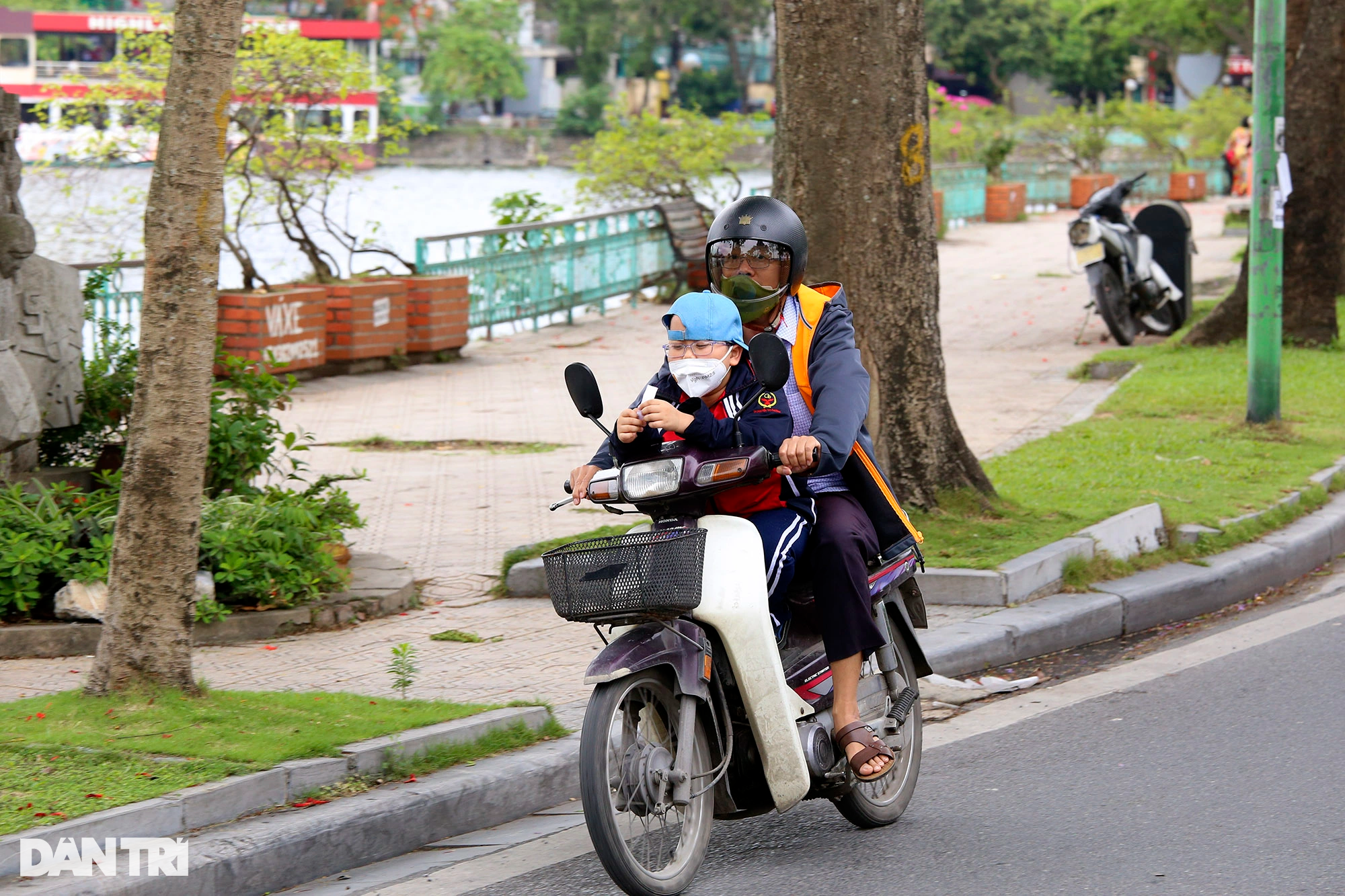 Người dân mặc áo phao ra đường giữa tháng 5 mùa hoa phượng nở đỏ rực - 11 Người dân mặc áo phao ra đường giữa tháng 5 mùa hoa phượng nở đỏ rực - 11