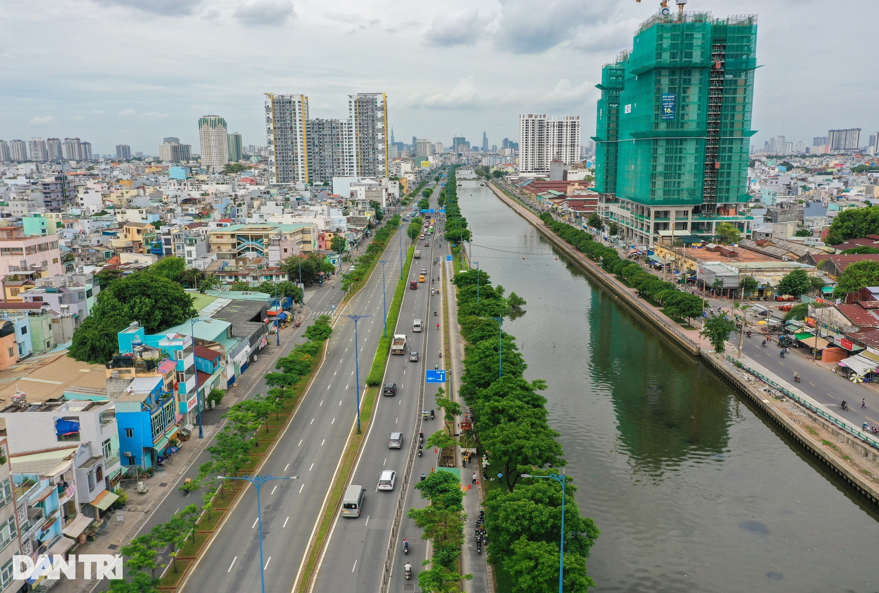 View - Bắt đầu dời cây, thi công mở rộng 8km đại lộ Võ Văn Kiệt ở TPHCM | Báo Dân trí